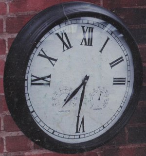 Outdoor Clock Thermometer Hygrometer picture