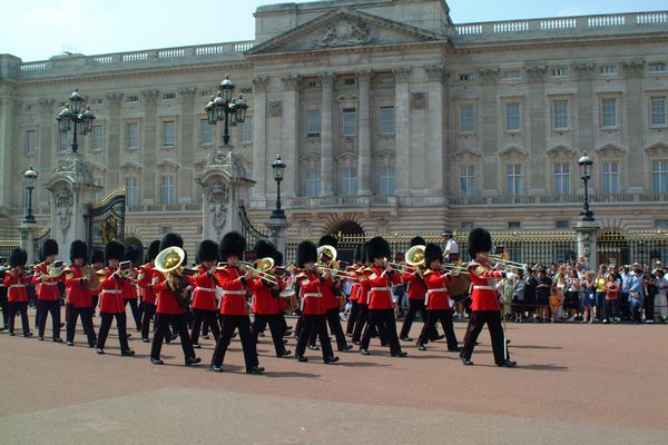 Jigsaw Puzzles: Queens Birthday Parade picture